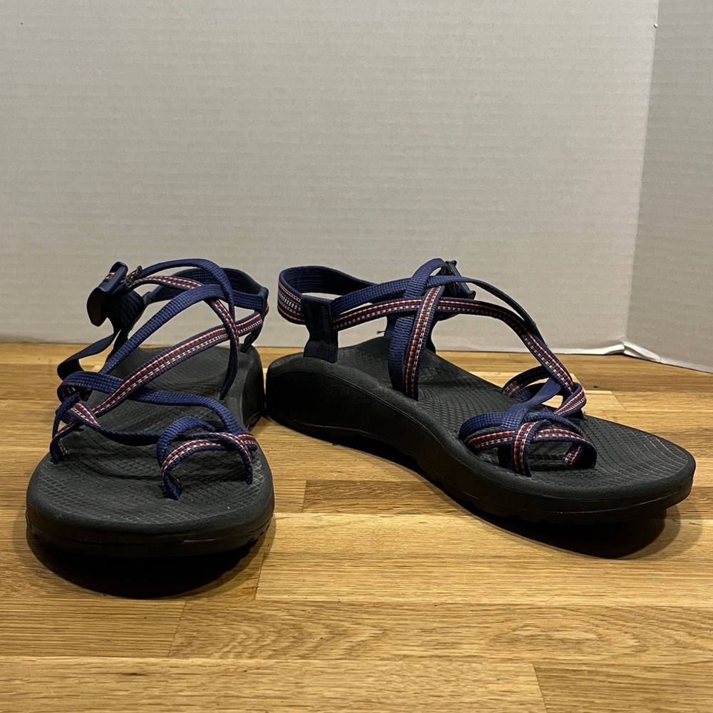 Chaco’s ZX2 Strappy Toe Loop Sandals in Blue w/ Red/Orange Stripes Women’s 11